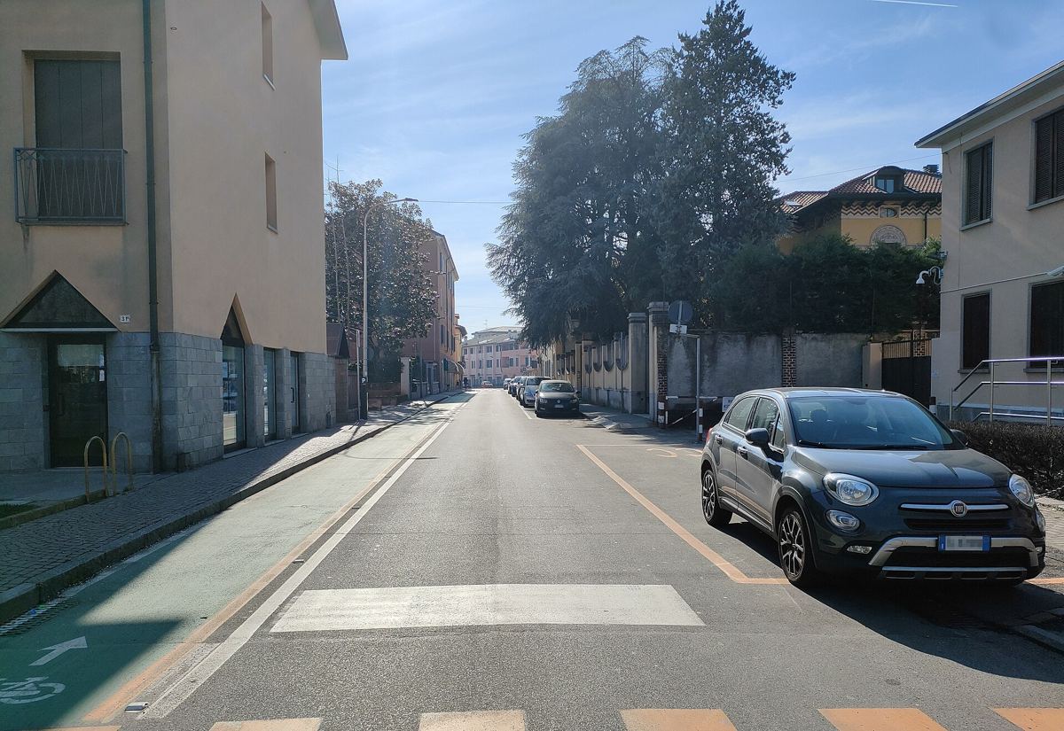 Una strada di Novate Milanese con un'auto parcheggiata