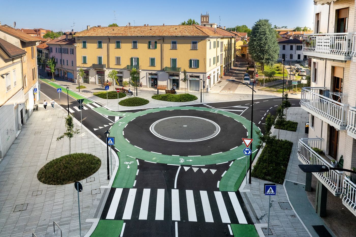 Una rotonda e le case del centro di Novate Milanese